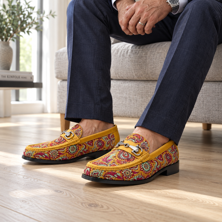 yellow paisley loafers — Geel — lifestyle